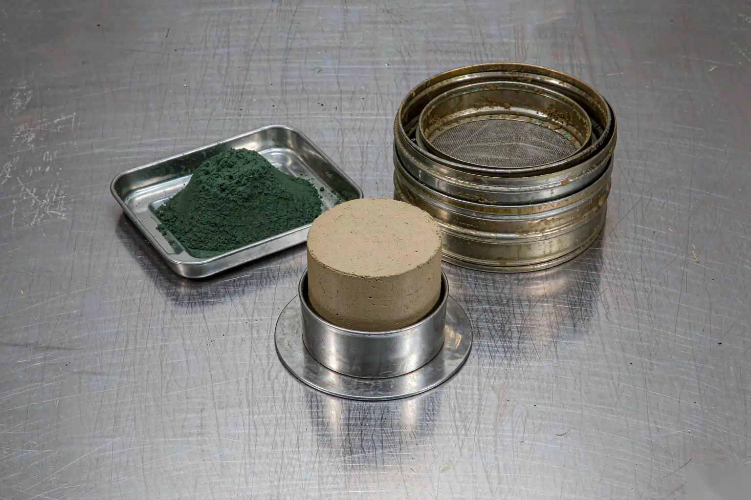 green sand casting sand laboratory test specimen, sieve shaker and sand tray